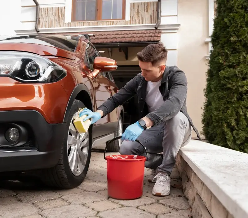Lavage auto à domicile Saint-André-de-Roquepertuis : professionnel intervenant sur un véhicule